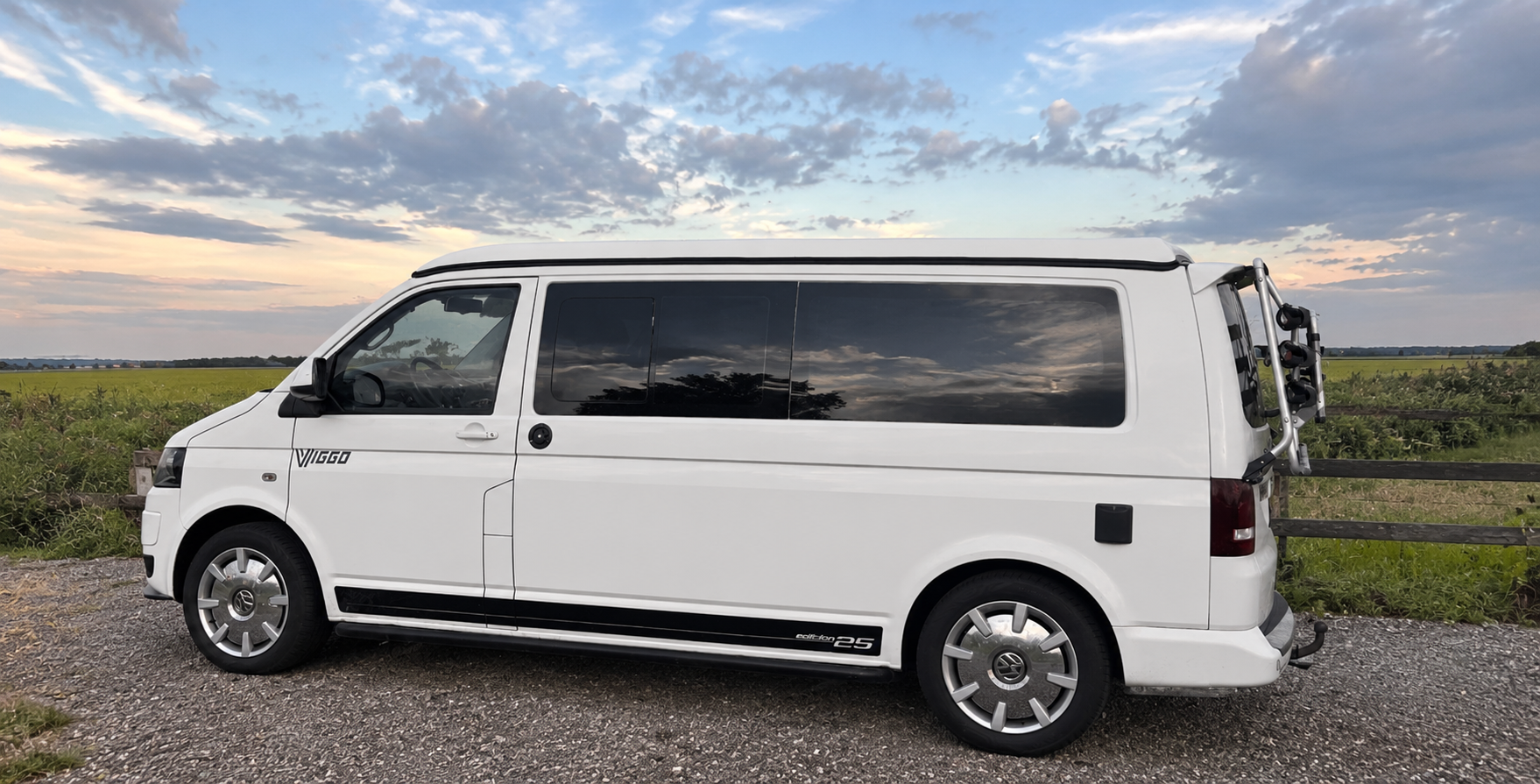 Zijkant van witte Volkswagen camper Viggo #2